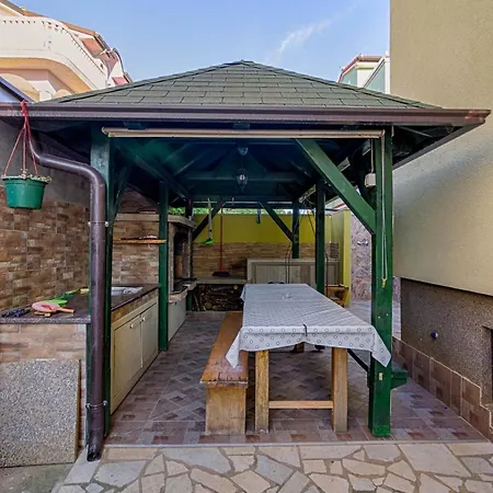4 Apartment *